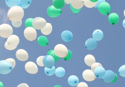 ballons de baudruche gonflés a l'hélium, lacher de ballons